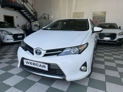 Usata Toyota Auris Hybrid Lounge 99 CV (72 kW) 2013 Bianco Berlina