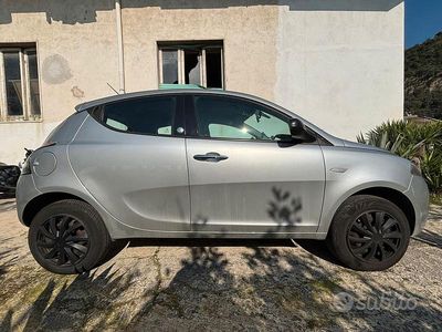 Usata Lancia Ypsilon 85 CV (62 kW) 2016 Grigio Utilitaria