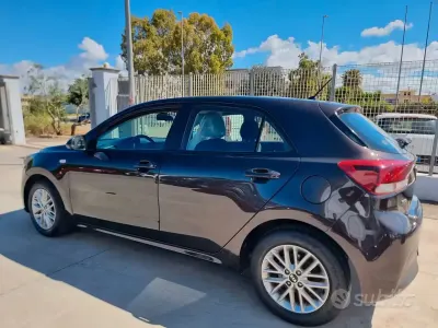 Usata Kia Rio Active 75 CV (55 kW) 2017 Marrone Berlina