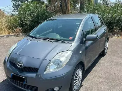 Usata Toyota Yaris 69 CV (50 kW) 2011 Grigio Utilitaria