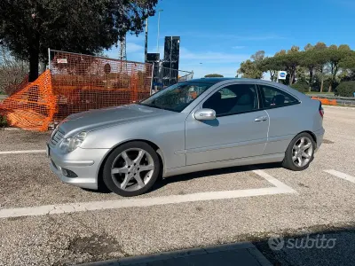 Usata Mercedes C200 AMG 122 CV (89 kW) 2006 Grigio Coupé