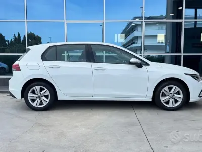 Usata VW Golf VII Life 150 CV (110 kW) 2021 Bianco Utilitaria
