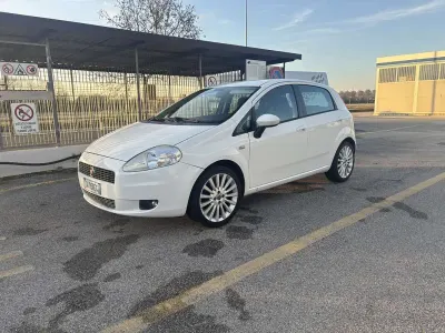 Usata Fiat Grande Punto Dynamic 75 CV (55 kW) 2009 Bianco Utilitaria