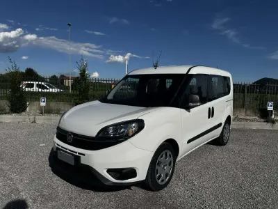 Usata Fiat Doblò Lounge 120 CV (88 kW) 2022 Bianco Monovolume