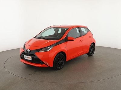 Begagnad Toyota Aygo X-play 70 HK (51 kW) 2016 Orange Halvkombi