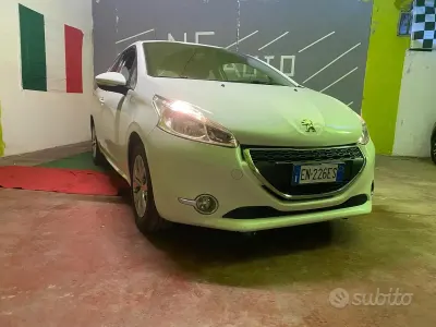 Usata Peugeot 208 Allure 68 CV (50 kW) 2012 Bianco Utilitaria