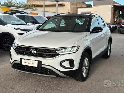 Usata VW T-Roc Life 110 CV (80 kW) 2022 Bianco SUV