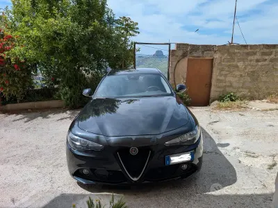 Käytetty Alfa Romeo Giulia Super 180 HP (132 kW) 2018 Musta Sedan