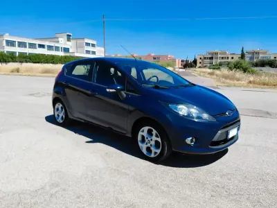 Usata Ford Fiesta 82 CV (60 kW) 2012 Bluazzurro Berlina