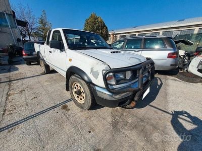 Usata Nissan Navara 103 CV (75 kW) 1999 Bianco Pick-up