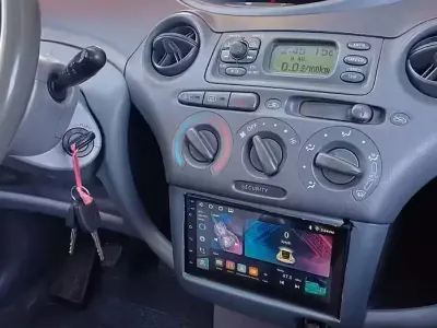 Usata Toyota Yaris 68 CV (50 kW) 1999 Bluazzurro Berlina