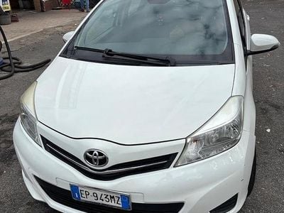 Usata Toyota Yaris 90 CV (66 kW) 2013 Bianco Utilitaria