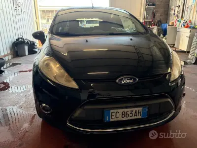 Usata Ford Fiesta Titanium 92 CV (67 kW) 2011 Blu Berlina