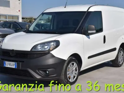 Usata Fiat Doblò Lounge 105 CV (77 kW) 2022 Bianco Monovolume