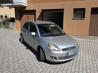 Usata Ford Fiesta Ghia 75 CV (55 kW) 2007 Utilitaria