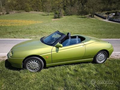 Begagnad Alfa Romeo Spider Lusso 150 HK (110 kW) 1996 Gul Cab