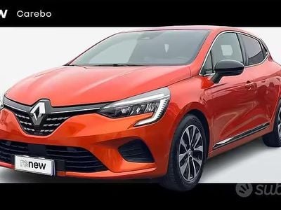 Używany Renault Clio V Intens 101 KM (74 kW) 2023 Pomarańczowy Sedan/Limuzyna