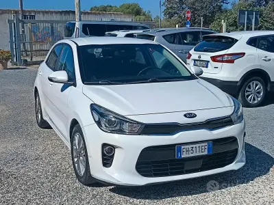 Käytetty Kia Rio 101 HP (74 kW) 2017 Valkoinen Sedan