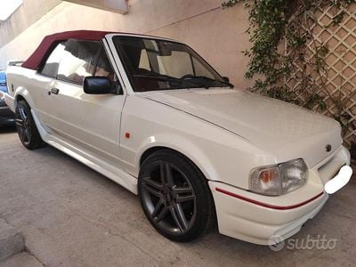 Begagnad Ford Escort Cabriolet 1987 Vit Cab