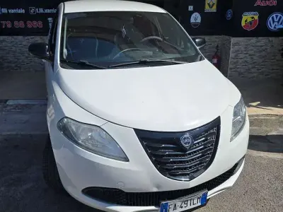 Usata Lancia Ypsilon Gold 95 CV (69 kW) 2015 Bianca Utilitaria