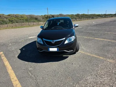 Usata Lancia Ypsilon 69 CV (50 kW) 2016 Nero Utilitaria