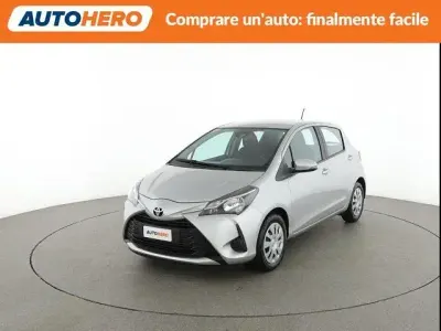Usata Toyota Yaris Cool 72 CV (52 kW) 2020 Argento Berlina