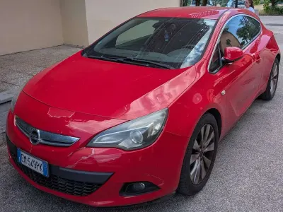 Usata Opel Astra GTC Cosmo 120 CV (88 kW) 2012 Rosso Berlina