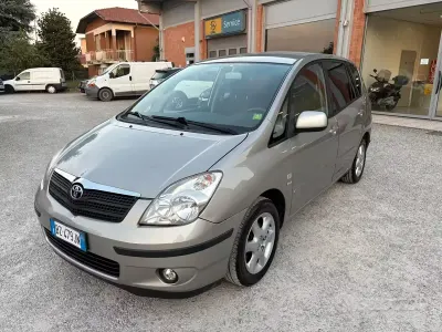 Usata Toyota Corolla Verso 110 CV (80 kW) 2002 Marrone Monovolume