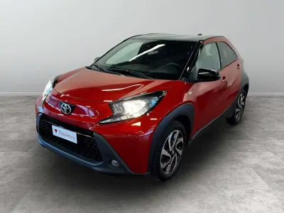 Usata Toyota Aygo X Trend 72 CV (52 kW) 2023 Chilli red black SUV