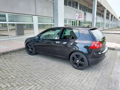 Usado VW Golf V Sportline 105 CV (77 kW) 2007 Negro Berlina