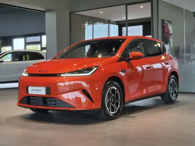 Nuova BYD Dolphin Boost 155 kW (212 CV) 2026 Orange sunset Utilitaria