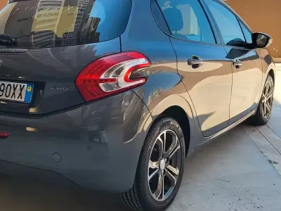 Usata Peugeot 208 Allure 91 CV (66 kW) 2015 Grigio Utilitaria