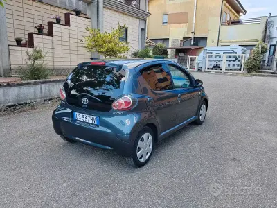 Usata Toyota Aygo 68 CV (50 kW) 2012 Bluazzurro Utilitaria
