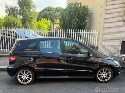 Begagnad Mercedes B200 140 HK (102 kW) 2011 Svart Minibuss
