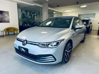 Usata VW Golf VIII Style 117 CV (86 kW) 2022 Argento Berlina