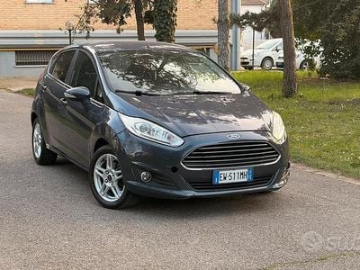 Usata Ford Fiesta 75 CV (55 kW) 2014 Grigio Utilitaria