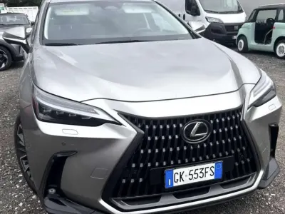 Usata Lexus NX450h+ Luxury Line 185 CV (136 kW) 2022 Argento SUV