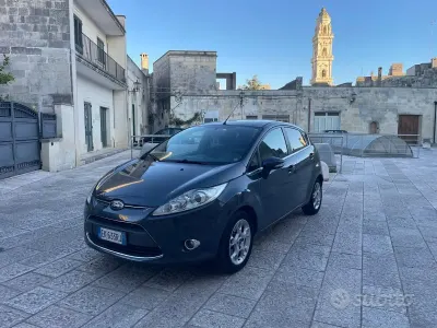Usata Ford Fiesta Titanium 70 CV (51 kW) 2012 Grigio Berlina