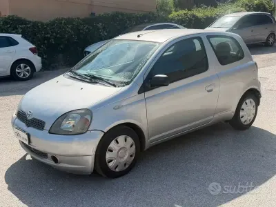 Usata Toyota Yaris Luna 87 CV (63 kW) 2003 Grigio Berlina