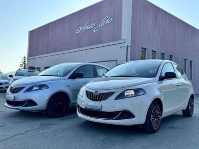 Usata Lancia Ypsilon 73 CV (53 kW) 2021 Argento Utilitaria