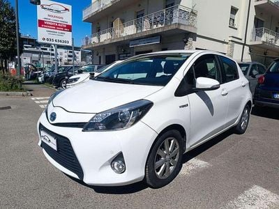 Usata Toyota Yaris Hybrid Lounge 75 CV (55 kW) 2012 Bianco Berlina