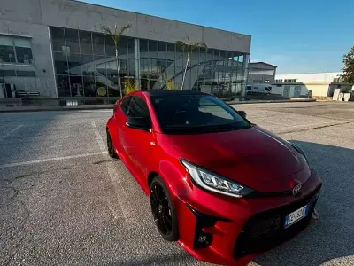 Usata Toyota Yaris 261 CV (191 kW) 2021 Rosso Utilitaria