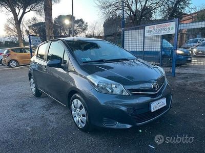 Usata Toyota Yaris Lounge 90 CV (66 kW) 2014 Grigio Utilitaria