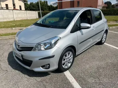 Usata Toyota Yaris Lounge 69 CV (50 kW) 2013 Grigio Utilitaria