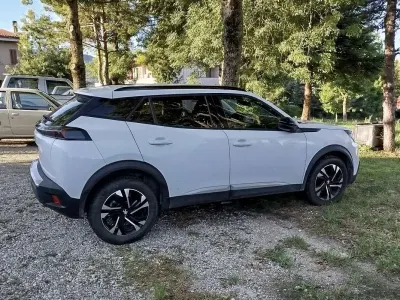 Usata Peugeot 2008 Allure 110 CV (80 kW) 2022 Bianco SUV