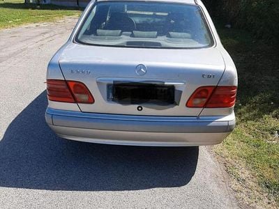 Usata Mercedes E220 143 CV (105 kW) 2001 Grigio