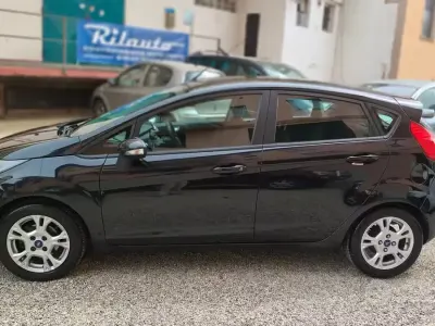 Usado Ford Fiesta Titanium 75 CV (55 kW) 2014 Negro Utilitario