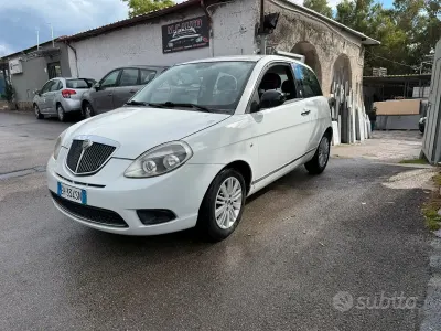 Używany Lancia Ypsilon 77 KM (56 kW) 2011 Biały Hatchback