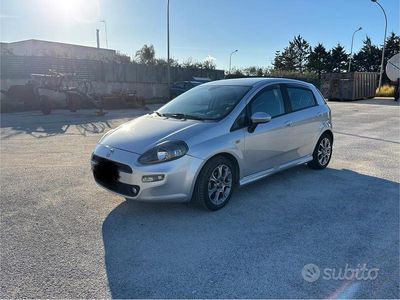 Usado Fiat Punto 75 CV (55 kW) 2013 Gris Utilitario