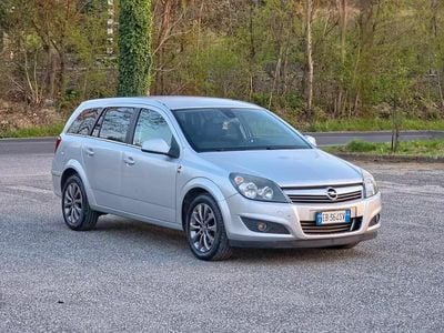 Usata Opel Astra Edition 115 CV (84 kW) 2010 Argento Station wagon